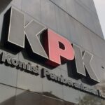 Doc. Gedung Komisi Pemberantasan Korupsi (KPK) dengan fokus pada logo dan tulisan KPK di bagian fasad bangunan, sebagai visual pendukung pemberitaan terkait pelaporan lima pimpinan KPK ke Dewan Pengawas atas dugaan pelanggaran kode etik dalam pengambilan keputusan status penahanan Yaqut Cholil Qoumas. (NR).
