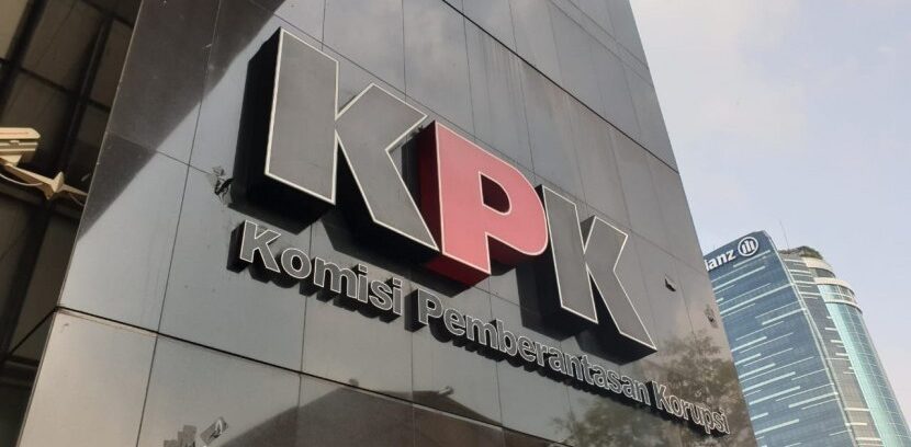 Doc. Gedung Komisi Pemberantasan Korupsi (KPK) dengan fokus pada logo dan tulisan KPK di bagian fasad bangunan, sebagai visual pendukung pemberitaan terkait pelaporan lima pimpinan KPK ke Dewan Pengawas atas dugaan pelanggaran kode etik dalam pengambilan keputusan status penahanan Yaqut Cholil Qoumas. (NR).