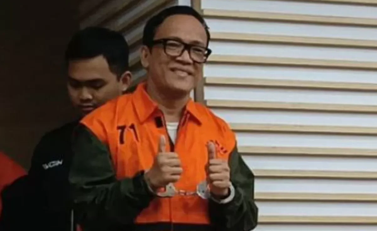 Doc. Immanuel Ebenezer alias Noel mengenakan rompi tahanan oranye dengan tangan terborgol usai ditetapkan sebagai tersangka dalam perkara dugaan pemerasan terkait pengurusan sertifikat dan lisensi Keselamatan dan Kesehatan Kerja (K3) di lingkungan Kementerian Ketenagakerjaan. (Sumber Foto: KPK).