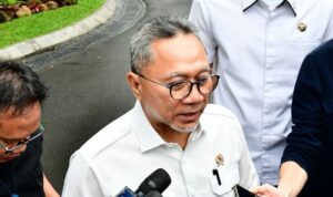 Doc. Menteri Koordinator Bidang Pangan Zulkifli Hasan saat tiba di kompleks Istana Merdeka untuk menghadiri pertemuan dengan Presiden membahas stabilitas pasokan dan harga pangan menjelang Ramadan dan Idulfitri. (Sumber: Biro Pers, Media, dan Informasi Sekretariat Presiden - BPMI Setpres).