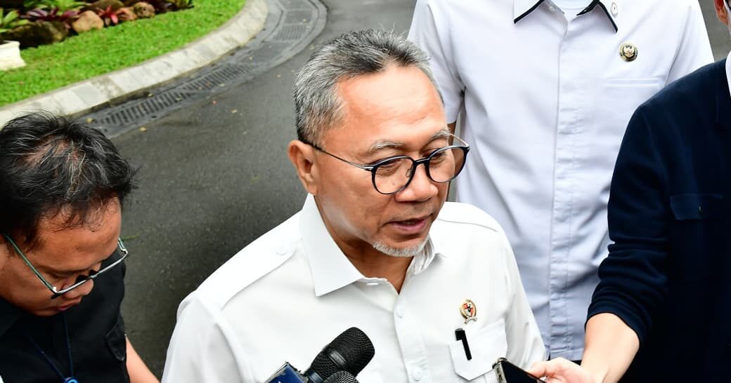 Doc. Menteri Koordinator Bidang Pangan Zulkifli Hasan saat tiba di kompleks Istana Merdeka untuk menghadiri pertemuan dengan Presiden membahas stabilitas pasokan dan harga pangan menjelang Ramadan dan Idulfitri. (Sumber: Biro Pers, Media, dan Informasi Sekretariat Presiden - BPMI Setpres).