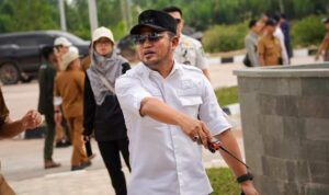 Doc. Gubernur Kalimantan Timur Rudy Mas'ud bersama sejumlah pejabat daerah dalam kegiatan resmi pemerintahan di Samarinda. (Sumber: detik.com).