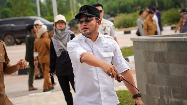 Doc. Gubernur Kalimantan Timur Rudy Mas'ud bersama sejumlah pejabat daerah dalam kegiatan resmi pemerintahan di Samarinda. (Sumber: detik.com).