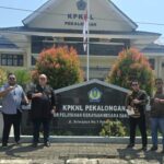 Doc. Tim Subur Jaya Lawfirm bersama FERADI WPI berfoto bersama di depan Kantor KPKNL Pekalongan usai menyampaikan surat permohonan penundaan lelang aset klien, Rabu (15/4/2026).