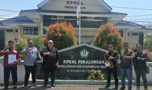 Doc. Tim Subur Jaya Lawfirm bersama FERADI WPI berfoto bersama di depan Kantor KPKNL Pekalongan usai menyampaikan surat permohonan penundaan lelang aset klien, Rabu (15/4/2026).