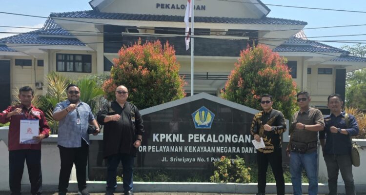 Doc. Tim Subur Jaya Lawfirm bersama FERADI WPI berfoto bersama di depan Kantor KPKNL Pekalongan usai menyampaikan surat permohonan penundaan lelang aset klien, Rabu (15/4/2026).