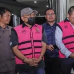 Doc. Sejumlah tersangka kasus dugaan korupsi pengadaan minyak mentah dan produk kilang PT Pertamina Energy Trading Limited (Petral) mengenakan rompi tahanan saat digiring petugas Kejaksaan Agung menuju rumah tahanan usai penetapan status tersangka di Jakarta, Kamis (9/4/2026). (Sumber Foto: KEJAGUNG RI).