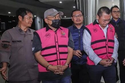 Doc. Sejumlah tersangka kasus dugaan korupsi pengadaan minyak mentah dan produk kilang PT Pertamina Energy Trading Limited (Petral) mengenakan rompi tahanan saat digiring petugas Kejaksaan Agung menuju rumah tahanan usai penetapan status tersangka di Jakarta, Kamis (9/4/2026). (Sumber Foto: KEJAGUNG RI).