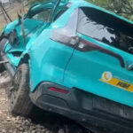 Doc. Kondisi taksi listrik yang diduga terlibat dalam rangkaian insiden kecelakaan kereta api di kawasan Bekasi Timur terlihat mengalami kerusakan usai kejadian, sebelum proses evakuasi dilakukan petugas gabungan. Foto ini digunakan sebagai ilustrasi pemberitaan.