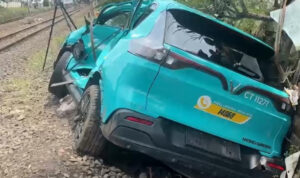 Doc. Kondisi taksi listrik yang diduga terlibat dalam rangkaian insiden kecelakaan kereta api di kawasan Bekasi Timur terlihat mengalami kerusakan usai kejadian, sebelum proses evakuasi dilakukan petugas gabungan. Foto ini digunakan sebagai ilustrasi pemberitaan.