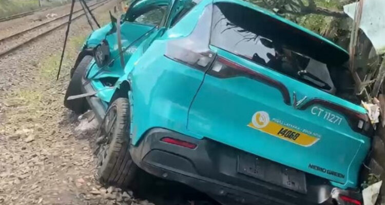 Doc. Kondisi taksi listrik yang diduga terlibat dalam rangkaian insiden kecelakaan kereta api di kawasan Bekasi Timur terlihat mengalami kerusakan usai kejadian, sebelum proses evakuasi dilakukan petugas gabungan. Foto ini digunakan sebagai ilustrasi pemberitaan.