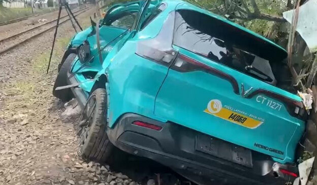 Doc. Kondisi taksi listrik yang diduga terlibat dalam rangkaian insiden kecelakaan kereta api di kawasan Bekasi Timur terlihat mengalami kerusakan usai kejadian, sebelum proses evakuasi dilakukan petugas gabungan. Foto ini digunakan sebagai ilustrasi pemberitaan.