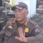Doc. Tangkapan layar dari video yang beredar di media sosial memperlihatkan seorang anggota Satpol PP yang diduga menjadi korban menyampaikan keluhan terkait pemotongan tunjangan dan penggunaan dokumen kepegawaian tanpa sepengetahuannya. Pernyataan tersebut menjadi salah satu pemicu mencuatnya kasus ini ke publik.