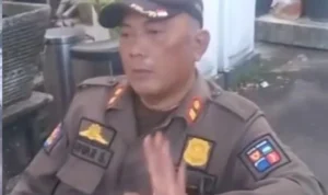 Doc. Tangkapan layar dari video yang beredar di media sosial memperlihatkan seorang anggota Satpol PP yang diduga menjadi korban menyampaikan keluhan terkait pemotongan tunjangan dan penggunaan dokumen kepegawaian tanpa sepengetahuannya. Pernyataan tersebut menjadi salah satu pemicu mencuatnya kasus ini ke publik.