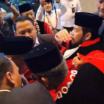 Doc. Sejumlah pegawai dan kerabat membantu menopang dan membopong Anwar Usman saat mengalami penurunan kondisi fisik usai mengikuti rangkaian acara purnatugas di Gedung Mahkamah Konstitusi, Jakarta.