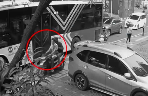 Doc. Tangkapan layar CCTV yang merekam pergerakan salah satu terduga pelaku penyiraman air keras terhadap aktivis Andri Yunus, yang menjadi bagian dari data investigasi tim advokasi dalam menelusuri rangkaian kejadian.