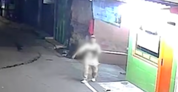 Doc. Tangkapan layar rekaman CCTV memperlihatkan korban pembacokan pedagang ketoprak berupaya mencari pertolongan kepada warga sekitar sesaat setelah mengalami serangan di kawasan Cengkareng, Jakarta Barat, Rabu dini hari. Wajah korban diblur untuk melindungi privasi serta menjaga etika pemberitaan karena korban merupakan pihak yang mengalami tindak kekerasan. (Sumber: CCTV Warga).