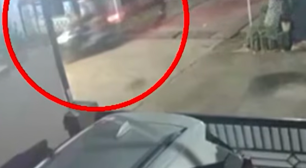 Doc. Tangkapan layar rekaman CCTV memperlihatkan terduga pelaku yang ditandai lingkaran merah di sisi kiri atas saat diduga menjalankan aksi penyiraman air keras terhadap seorang lansia di Perumahan Bumi Sani Permai, Tambun Selatan, Kabupaten Bekasi. Tampilan terduga pelaku diblur untuk menjaga asas praduga tak bersalah serta menghindari identifikasi prematur sebelum ada putusan hukum tetap atau keterangan resmi lengkap dari pihak kepolisian. (Sumber: CCTV Warga).