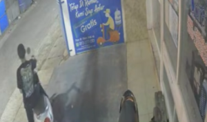 Doc. Tangkapan layar rekaman CCTV memperlihatkan terduga pelaku saat diduga menjalankan aksi pencurian sepeda motor di depan depot air minum di kawasan Pademangan, Jakarta Utara, sebelum membawa kabur kendaraan milik korban. Gambar ini menjadi salah satu petunjuk awal dalam proses penyelidikan kepolisian. (Sumber Foto: CCTV Toko Korban).