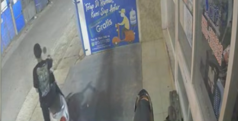 Doc. Tangkapan layar rekaman CCTV memperlihatkan terduga pelaku saat diduga menjalankan aksi pencurian sepeda motor di depan depot air minum di kawasan Pademangan, Jakarta Utara, sebelum membawa kabur kendaraan milik korban. Gambar ini menjadi salah satu petunjuk awal dalam proses penyelidikan kepolisian. (Sumber Foto: CCTV Toko Korban).