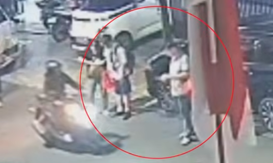 Doc. Tangkapan layar rekaman CCTV memperlihatkan momen sesaat sebelum aksi penjambretan terjadi di Jalan Tanjung Duren Timur 2, Jakarta Barat. Dalam gambar, korban yang berada di lingkaran merah tampak sedang berada di lokasi, sementara terduga pelaku terlihat mengendarai sepeda motor di sisi kiri depan sebelum diduga mendekati korban dan menjalankan aksinya. (Sumber: CCTV Warga).