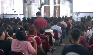 Doc. Sejumlah umat Katolik tampak duduk di kursi yang telah disediakan di area Gereja Katedral Jakarta dan lokasi pendukung untuk mengikuti rangkaian perayaan Jumat Agung dengan tertib dan khidmat, Jumat (3/4/2026).