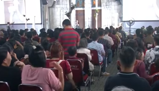 Doc. Sejumlah umat Katolik tampak duduk di kursi yang telah disediakan di area Gereja Katedral Jakarta dan lokasi pendukung untuk mengikuti rangkaian perayaan Jumat Agung dengan tertib dan khidmat, Jumat (3/4/2026).