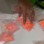 Doc. Petugas Satresnarkoba Polres Metro Jakarta Pusat memeriksa sejumlah bungkus yang diduga berisi barang bukti pil ekstasi saat proses penangkapan tersangka di lokasi pengungkapan kasus narkotika di kawasan Senen, Jakarta Pusat.