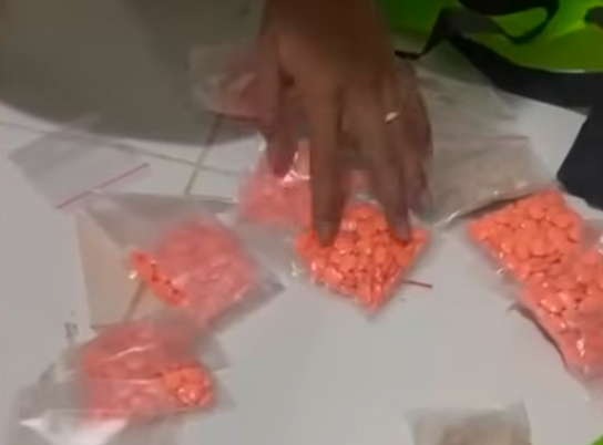Doc. Petugas Satresnarkoba Polres Metro Jakarta Pusat memeriksa sejumlah bungkus yang diduga berisi barang bukti pil ekstasi saat proses penangkapan tersangka di lokasi pengungkapan kasus narkotika di kawasan Senen, Jakarta Pusat.