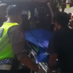 Doc. Petugas kepolisian bersama tim evakuasi mengevakuasi jenazah korban kecelakaan lalu lintas ke dalam ambulans di lokasi kejadian di Jalan Raya Pegadungan, Kalideres, Jakarta Barat, Jumat (3/4/2026).