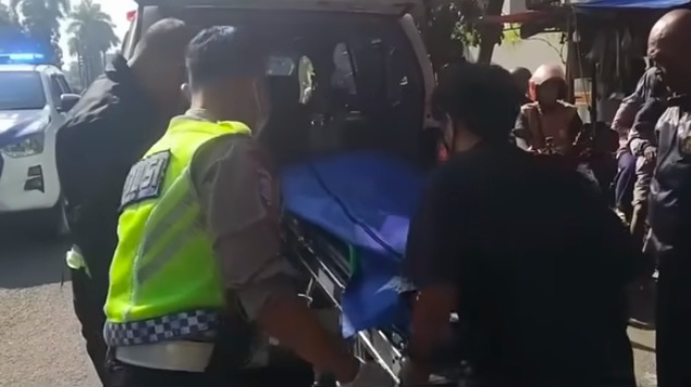 Doc. Petugas kepolisian bersama tim evakuasi mengevakuasi jenazah korban kecelakaan lalu lintas ke dalam ambulans di lokasi kejadian di Jalan Raya Pegadungan, Kalideres, Jakarta Barat, Jumat (3/4/2026).