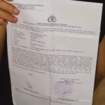 Doc. Korban pembegalan, Bimo Margo Hutomo, menunjukkan surat laporan polisi usai melaporkan aksi kekerasan dan perampasan yang dialaminya ke Polres Metro Jakarta Pusat.