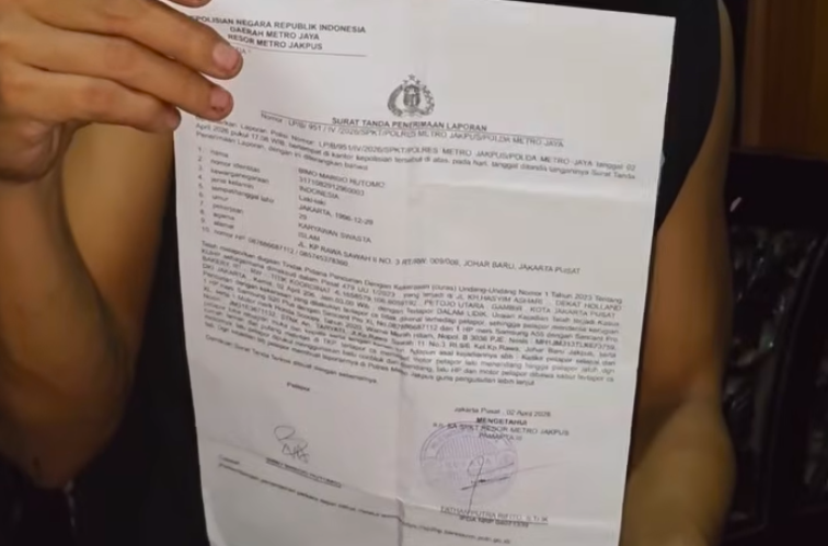 Doc. Korban pembegalan, Bimo Margo Hutomo, menunjukkan surat laporan polisi usai melaporkan aksi kekerasan dan perampasan yang dialaminya ke Polres Metro Jakarta Pusat.