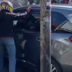 Doc. Mobil yang terlibat kecelakaan usai menabrak sejumlah sepeda motor di perempatan lampu merah kawasan Joglo, Kembangan, Jakarta Barat, dikepung warga dan pengendara yang melintas sesaat setelah kejadian, Rabu (8/4/2026).