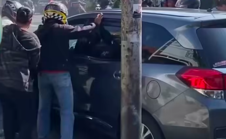 Doc. Mobil yang terlibat kecelakaan usai menabrak sejumlah sepeda motor di perempatan lampu merah kawasan Joglo, Kembangan, Jakarta Barat, dikepung warga dan pengendara yang melintas sesaat setelah kejadian, Rabu (8/4/2026).
