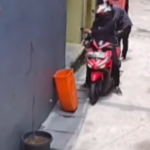 Doc. Tangkapan layar rekaman CCTV yang memperlihatkan dua terduga pelaku saat diduga menjalankan aksi percobaan pencurian sepeda motor di kawasan Rawa Badak Utara, Koja, Jakarta Utara. (Sumber: CCTV Warga).
