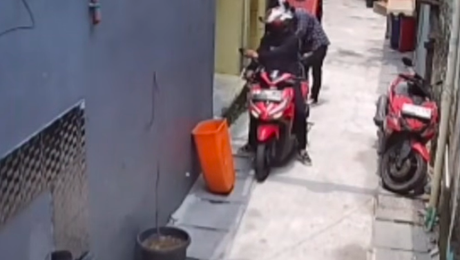 Doc. Tangkapan layar rekaman CCTV yang memperlihatkan dua terduga pelaku saat diduga menjalankan aksi percobaan pencurian sepeda motor di kawasan Rawa Badak Utara, Koja, Jakarta Utara. (Sumber: CCTV Warga).