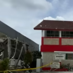 Doc. Tembok pembatas yang runtuh akibat ledakan terlihat berada di area perbatasan dengan gedung sekolah di sisi kanan bangunan di Desa Ciangsana, Gunung Putri, Bogor, Kamis (9/3/2026), memperlihatkan dampak kerusakan yang menjalar hingga ke lingkungan pendidikan sekitar.
