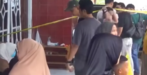 Doc. Rumah korban di Kampung Utan Salak, Desa Kertamukti, Cibitung, Bekasi, terpasang garis polisi saat proses penyelidikan berlangsung, dengan sejumlah warga tampak berada di sekitar lokasi, Kamis (9/4/2026). (Sumber: Tangkapan layar video Warga).