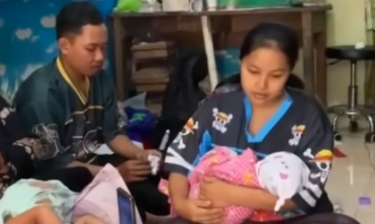 Doc. Ibu Nina Saleha menggendong bayinya di kediamannya usai insiden di Rumah Sakit Hasan Sadikin, sebagai bentuk pemulihan kondisi pascakejadian.