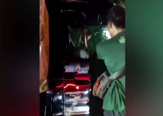 Doc. Tangkapan layar video yang beredar di media sosial memperlihatkan terduga pelaku saat mendekati kendaraan dan meminta sejumlah uang kepada pengendara di kawasan Jalan Jembatan Tiga Raya, Penjaringan, Jakarta Utara.