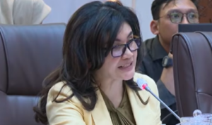 Doc. Ketua Komisi IX DPR RI saat menyampaikan kritik dan pertanyaan kepada Direktur Utama BPJS Kesehatan dalam rapat kerja di ruang Komisi IX DPR RI, Rabu (15/4/2026), terkait mekanisme reaktivasi peserta JKN dalam kondisi darurat. (Sumber: Parlemen TV).