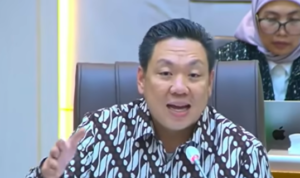 Doc. Anggota Komisi IX DPR RI, Charles Honoris, menyampaikan pandangan dan kritik dalam rapat kerja bersama pemerintah di ruang Komisi IX DPR RI, Jakarta, terkait kebijakan penonaktifan peserta BPJS PBI dan alokasi anggaran negara. (Sumber: Parlemen TV).