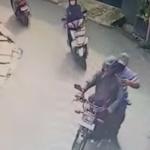 Doc. Tangkapan layar rekaman CCTV yang memperlihatkan korban, Sidup, saat membonceng terduga pelaku dari pangkalan ojek sebelum peristiwa dugaan gendam terjadi di kawasan Kebayoran Lama, Jakarta Selatan. (Sumber: CCTV Warga).