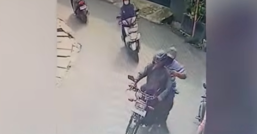 Doc. Tangkapan layar rekaman CCTV yang memperlihatkan korban, Sidup, saat membonceng terduga pelaku dari pangkalan ojek sebelum peristiwa dugaan gendam terjadi di kawasan Kebayoran Lama, Jakarta Selatan. (Sumber: CCTV Warga).