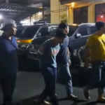 Doc. Terduga pelaku kasus begal bersenjata diamankan di kantor kepolisian usai penangkapan, tampak berada dalam pengawasan petugas untuk menjalani proses pemeriksaan lebih lanjut.