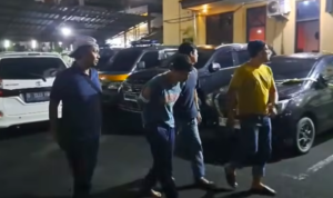 Doc. Terduga pelaku kasus begal bersenjata diamankan di kantor kepolisian usai penangkapan, tampak berada dalam pengawasan petugas untuk menjalani proses pemeriksaan lebih lanjut.