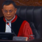 Doc. Hakim Mahkamah Konstitusi M. Guntur Hamzah menyampaikan pandangan dan kritiknya terkait praktik kuota internet hangus dalam sidang pengujian Undang-Undang Telekomunikasi di Gedung Mahkamah Konstitusi, Jakarta.