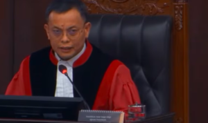 Doc. Hakim Mahkamah Konstitusi M. Guntur Hamzah menyampaikan pandangan dan kritiknya terkait praktik kuota internet hangus dalam sidang pengujian Undang-Undang Telekomunikasi di Gedung Mahkamah Konstitusi, Jakarta.