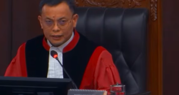 Doc. Hakim Mahkamah Konstitusi M. Guntur Hamzah menyampaikan pandangan dan kritiknya terkait praktik kuota internet hangus dalam sidang pengujian Undang-Undang Telekomunikasi di Gedung Mahkamah Konstitusi, Jakarta.